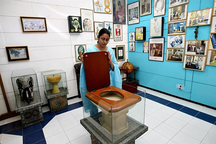 SULABH ULUSLARARASI TUVALET MÜZESİ - Yeni Delhi, Hindistan

                                    
                                    
                                    
                                    Hindistan'ın
başkenti Yeni Delhi'deki müze, milattan önce 2.500 yılına kadar uzanan bir
dönemi kapsıyor. Altın kaplama antik Roma hükümdarı tuvaletlerinden, Ortaçağ Avrupa'sında
sıkça kullanılan eski nesil klozetlere kadar birçok tuvalet objesini görebilirsiniz. 
                                
                                
                                
                                