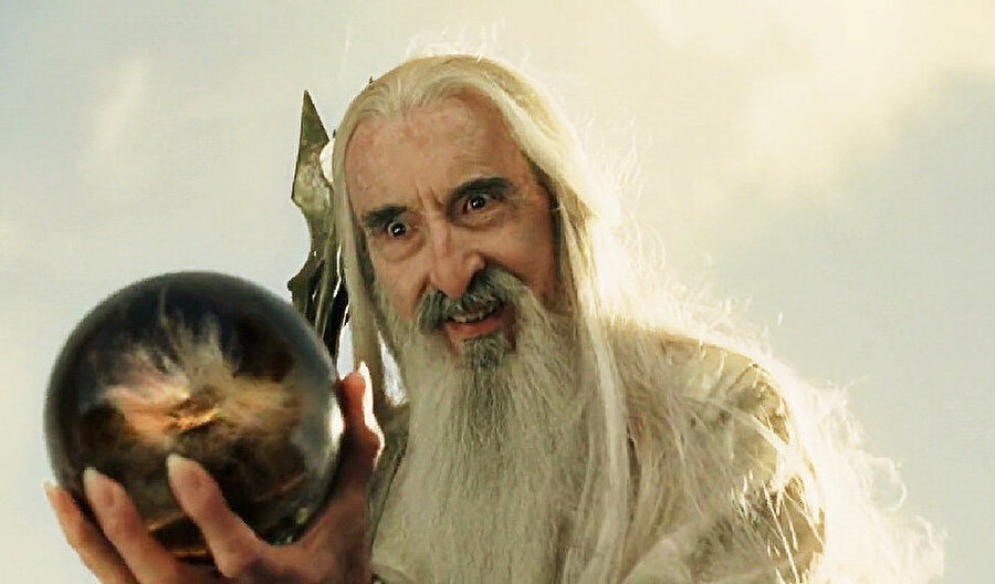 Filme karakter olarak ilk Saruman dahil olmuştur.

                                    
                                