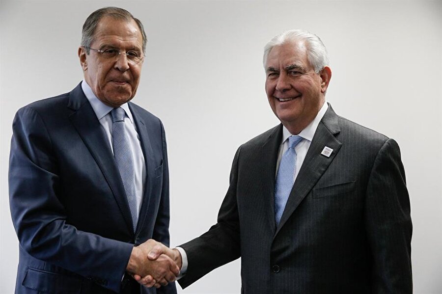 Diplomatik çözüm

                                    
                                    
                                    Habere göre Rusya'da konuşulan en iyimser senaryo bu. Rus analistlere göre Rusya'nın ABD'ye askeri bir yanıt vermeyek konuyu uluslararası örgütlere ve kamuoyuna "ABD saldırganlığı" olarak lanse etmeye çalışacak. Bu senaryoda Rusya'nın Suriye'deki askeri varlığını arttırmayı gerektirecek bir durum olmadığı savunuluyor. Bu görüşe göre, ABD Dışişleri Bakanı Tillerson'un Moskova ziyaretiyle zorlu bir pazarlık süreci başlayabilir.
                                
                                
                                