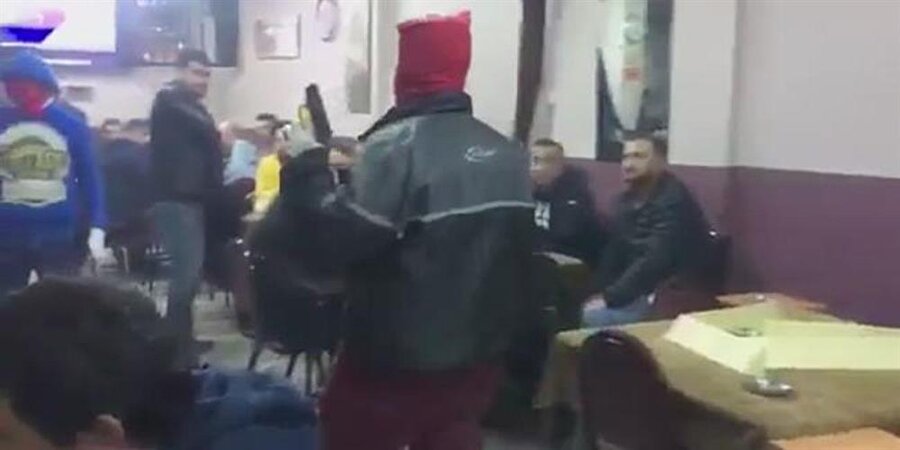 Okmeydanı'nda kahvehanede vatandaşları tehdit eden teröristler yakalandı