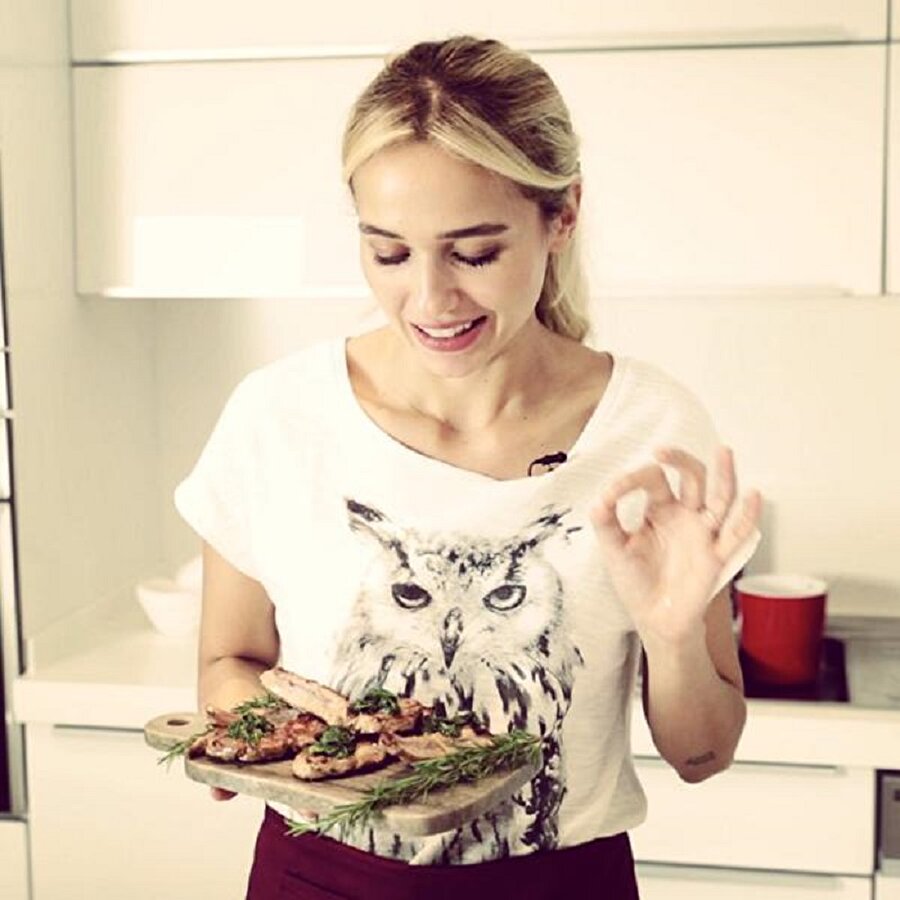 O ise kendisini tüm bu döneme götüren sürecini şöyle tanımlıyor: "Hem mutfağa yeni girenlerin hayatını kolaylaştırmak, az vakti olanlara pratik tarifler sunmak, hem de benim gibi mutfağı sevenlerle beğendiğim tarifleri paylaşmak için youtube’da bir kanal açmaya karar verdim."