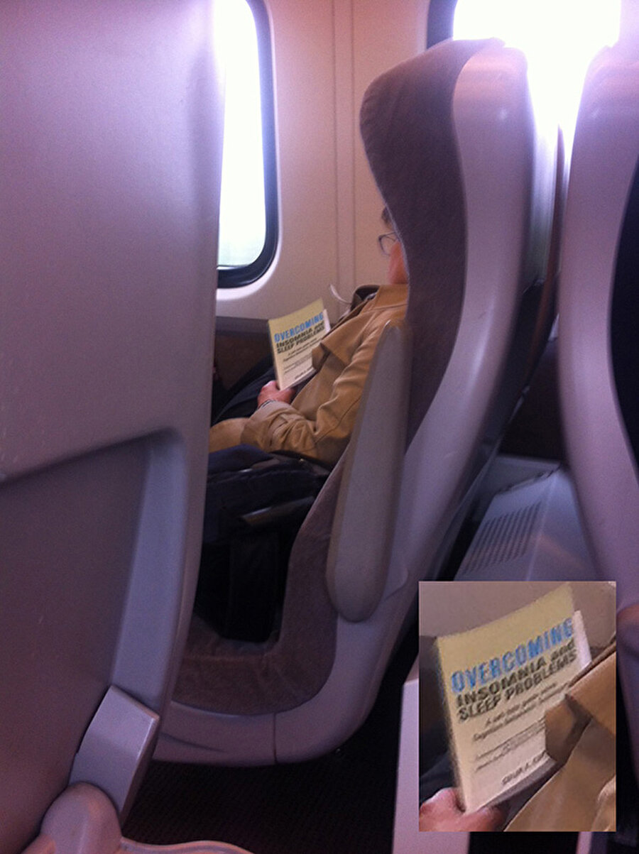 "Uykusuzluk ve Uyku Problemlerinin Üzerinden Gelmek" isimli kitabı okurken uyuyakalan yolcu...
