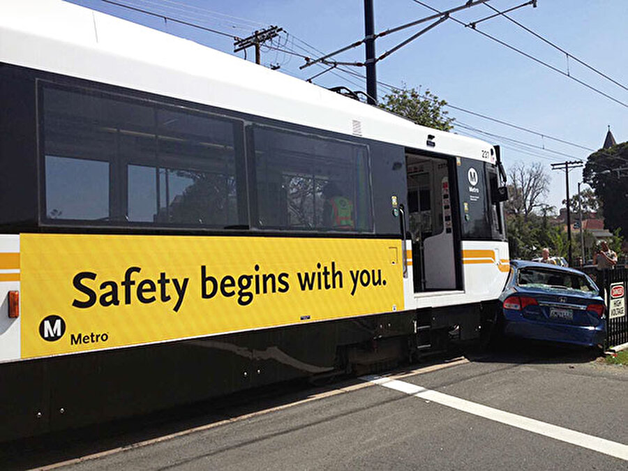 "Güvenlik sizinle başlar" yazılı metronun sivil bir araca çarpması...
