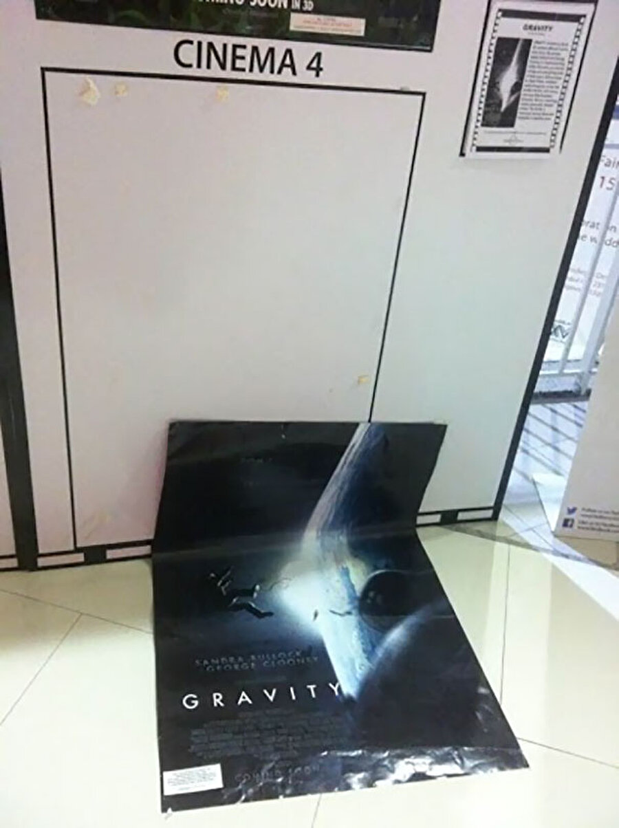 Gravity filminin afişinin yere düşmesi...
Gravity, İngilizce'de 'yer çekimi' anlamına geliyor.