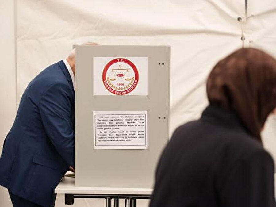 Rusya’da referanduma ilgi az
Öte yandan Makedonya, Yunanistan, Kırgızistan ve Rusya gibi ülkelerde yaşayan seçmenler sandıklara fazla ilgi göstermedi. 1 Kasım 2015 seçimlerine göre ABD'de 100 bin 42 seçmenden 34 bin 522 seçmen oy kullandı, katılım yüzde 34 oldu. Kanada da ise 25 bin 422 seçmenin 12 bin 121'i oy kullandı, katılım ise yüzde 47.6 oldu. Rusya'da yüzde 43 ve Yunanistan'da da yüzde 30 oranında düşük oldu. Makedonya'da bu oran yüzde 50 daha düşük çıktı.