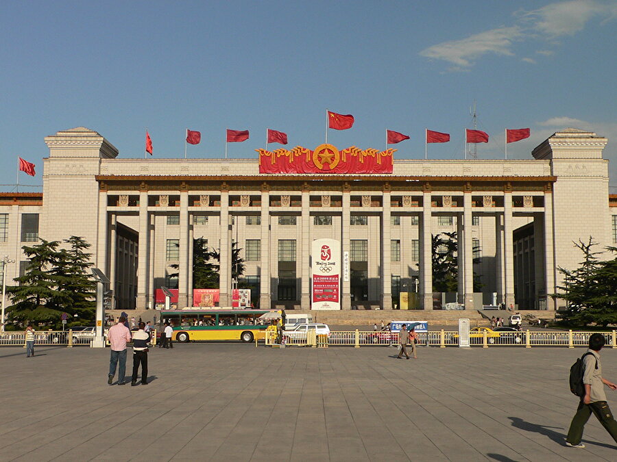 Çin Ulusal Müzesi, Pekin
Tiananmen Meydanı yakınında bulunan Çin Ulusal Müzesi 200 bin metrekarelik bir alana sahiptir. Ücretsiz gezebileceğiniz müzenin içerisinde 1 milyon 200 bin sanat eseri yer almaktadır.