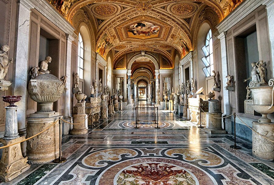 Vatikan Müzesi, Vatikan

                                    Vatikan müzesinin koleksiyonunda dünyaca ünlü heykeller ve Rönesans sanatının ünlü sanatçıları Michelangelo, Leonardo da Vinci ve Raphael gibi isimlerin başyapıtları sergilenmektedir. Vatikan Müzesi'ni her ayın son pazar günü ücret ödemeden dolaşabilirsiniz.
                                