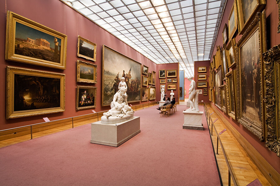 Metropolitan Sanat Müzesi, New York

                                    Dünyanın en geniş koleksiyonlarından birine sahip olan Metropolitan Sanat Müzesi’nde yaklaşık 2 milyon sanat eseri bulunuyor. Müzeye giriş ücretsiz fakat ziyaretçilerden belli miktarda bağış yapmaları isteniyor.
                                