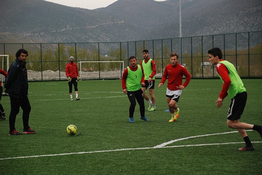 Turhalspor Kulüp Başkanı Erol Ayten: Çok gururlandık
Hedeflerinin BAL'da tutunmak olduğunu ve bunu da başardıklarına dikkat çeken Turhalspor Kulüp Başkanı Erol Ayten, “Bizi sevindiren diğer bir husus ise Türkiye genelindeki takımlar arasında sadece Turhalspor’un kırmızı kart görmeyen tek takım olması bizleri ayrıca sevindirdi. Çok gururlandık. Sporcularımıza, yönetimimize, antrenör arkadaşlara hepsine ayrı ayrı teşekkür ediyorum. Gerek belediye gerek esnaf olsun sezon sonuna kadar kendilerine destek oldu. Fakat biraz maddi sıkıntılarımız var. Federasyonun centilmence maçlara çıkan takımımıza bir ödülü olursa futbolcularımıza hediye olarak takdim etmeyiz arzu ediyoruz” şeklinde açıklamalarda bulundu.