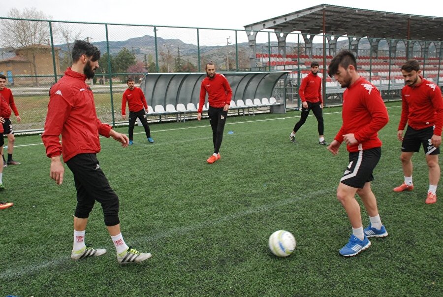 Amatör Küme'de şampiyon olan Niksar Belediyespor’la play-out maçında karşılaşacak olan Turhalspor, hazırlıklarına sentetik sahada devam ediyor.