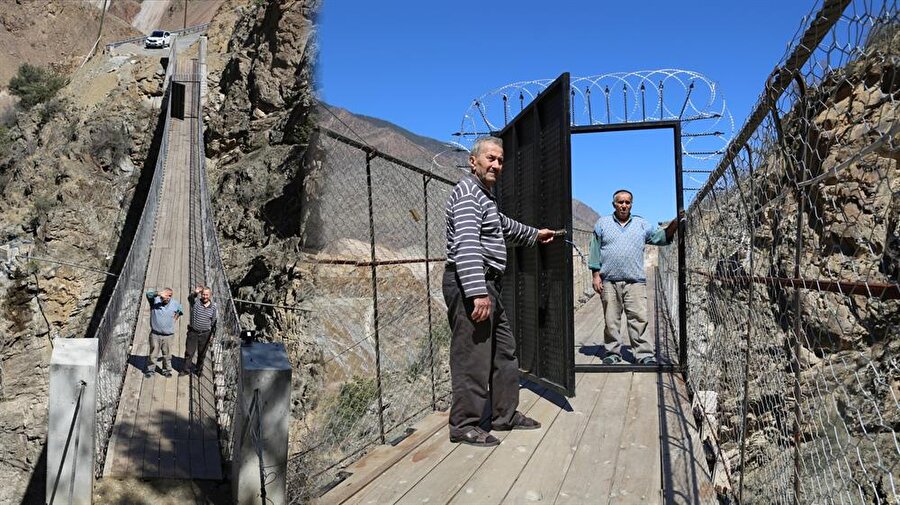 asma köprüye demir kapı