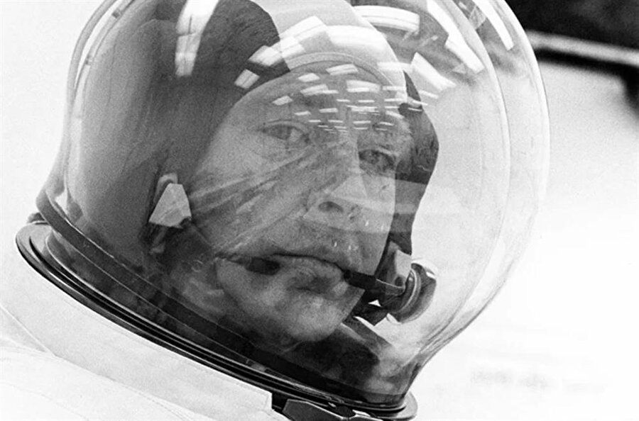 1971 yılında Apollo 14 görevinde yer alarak ‘Ay yüzeyinde yürüyen altınca insanoğlu’ unvanını alan Edgar Mitchell, dünyaya döndükten sonra yaşadığı bilişsel farkındalığı kısa bir metinle özetlemiş ve son sözleri de bu notta yazan kelimeler olmuştu.

                                    
                                    
                                
                                