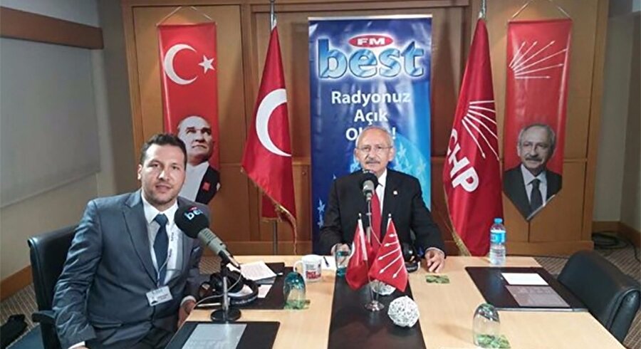3- Kemal Kılıçdaroğlu'ndan 'başkanlık sistemi' gafı

                                    
                                    
                                    
                                    
                                    CHP Genel Başkanı Kılıçdaroğlu, Cumhurbaşkanlığı sistemini eleştireyim derken tarihi bir gafa imza attı. Yeni sistemde başbakanlık makamının olduğunu zanneden Kılıçdaroğlu, iki ayrı partiden cumhurbaşkanı ve başbakan çıkması durumunda güçler ayrılığının yaşanacağına ve kavga çıkacağına dikkat çekerek bir de "neden millete anlatılmıyor" sözleri ile sitemde bulundu.Referandum seçim sürecinde gerek Cumhurbaşkanı gerekse hükümet Kılıçdaroğlu'nun bu sözlerinden yola çıkarak yapılan anayasa değşikliğini bile okumadığını söylediler.
                                
                                
                                
                                
                                