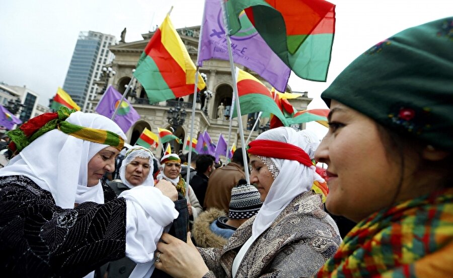 5- İkiyüzlü Avrupa: PKK'ya izin var Bakanlara izin yok

                                    
                                    
                                    
                                    
                                    Türk Bakanların konuşmasına izin verilmeyen Almanya'da Nevruz Bayramı'nı bahane ederek bir araya gelen PKK sempatizanları, teröristbaşı Abdullah Öcalan'ın fotoğrafının yer aldığı paçavralar taşındı.
                                
                                
                                
                                
                                
