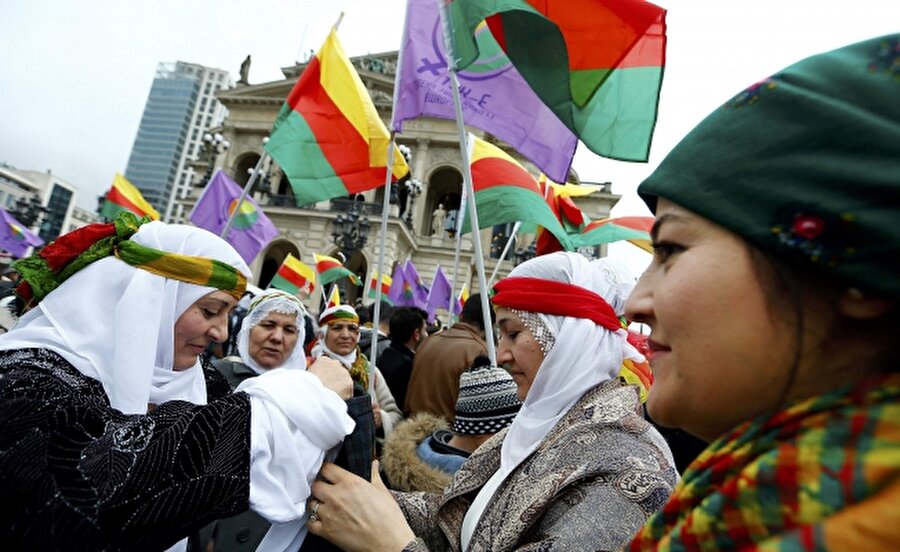 5- İkiyüzlü Avrupa: PKK'ya izin var Bakanlara izin yok
Türk Bakanların konuşmasına izin verilmeyen Almanya'da Nevruz Bayramı'nı bahane ederek bir araya gelen PKK sempatizanları, teröristbaşı Abdullah Öcalan'ın fotoğrafının yer aldığı paçavralar taşındı.