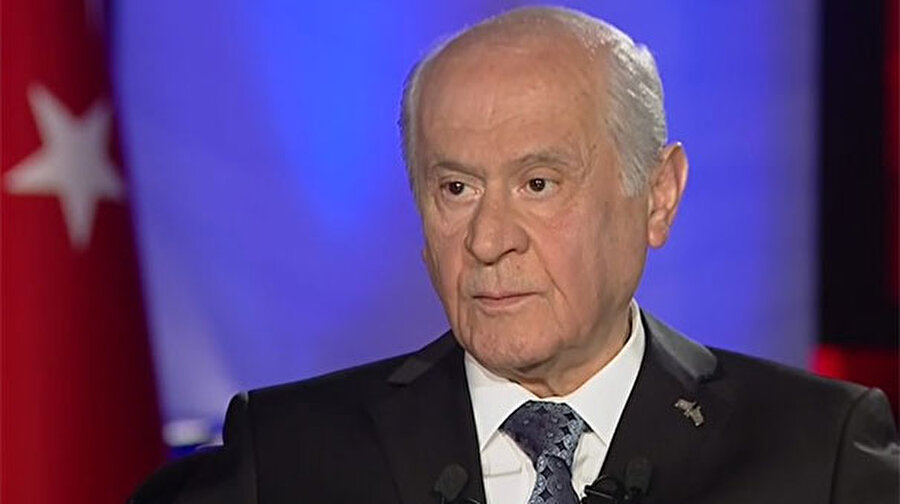 Ne olmuştu?

                                    
                                    
                                    
                                    
                                    Bahçeli, NTV canlı yayınında "Şimdi 'Eyalet sistemini getireceğiz' diye bir danışman, Cumhurbaşkanı danışmanı olarak söylüyor ve Cumhurbaşkanı da buna ses çıkartmıyor, kabulleniyor ise o zaman iki gün içerisinde eyalet sistemine karşı olan, üniter yapıda düşüncesi olan ülkücülerin kararı ne olabilir? Bunları düşünmek lazım" demişti. Bu sözlerin sosyal medyada çok konuşulmasının ardından MHP'nin twitter hesabından Bahçeli'nin referandumda 'evet' yönünde oy kullanılacağı mesajı paylaşılmıştı.
                                
                                
                                
                                
                                