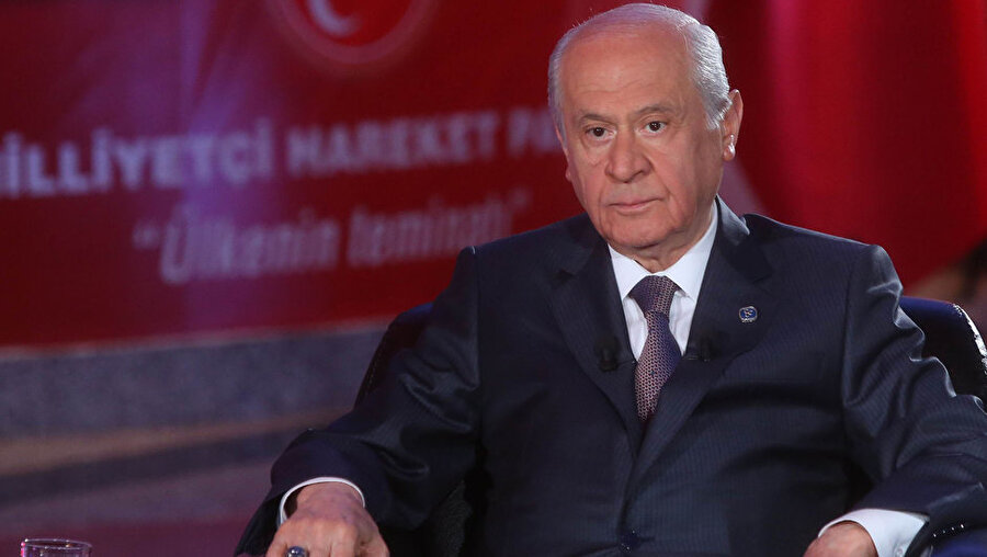 Bahçeli: Açıklamalar fazlasıyla yeterlidir

                                    
                                    
                                    
                                    
                                    MHP lideri Devlet Bahçeli, Cumhurbaşkanı ve Başbakan'ın 'eyalet' açıklamalarına değerlendinme geldi. Habertürk'te soruları yanıtlayan MHP lideri, Cumhurbaşkanı Erdoğan ve Başbakan Yıldırım'ın açıklamalarının yeterli olduğunu söyledi.Eyalet sistemi tartışmalarına ilişkin Cumhurbaşkanı Recep Tayyip Erdoğan'ın ve Başbakan Binali Yıldırım'ın açıklamaları hatırlatılarak, "Açıklamaları yeterli buldunuz mu?" sorusunun yöneltilmesi üzerine Bahçeli, "Fazlasıyla yeterli. Bu açıklamalardan sonra tartışmayı ancak Cumhuriyet Halk Partisi veya 'hayır' kumpanyasının elemanları sürdürür. Zannediyorum onlar yapıyor. Çünkü sabaha kadar sosyal medya hareketlenmiş" değerlendirmesinde bulunarak tartışmalara son noktayı koymuş oldu.Suat Yahyaoğlu- GZT
                                
                                
                                
                                
                                