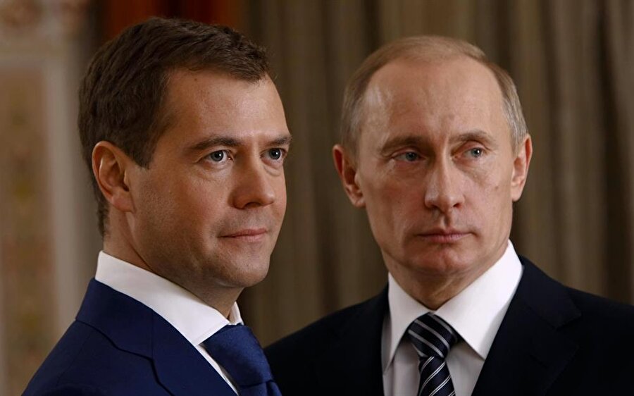 Rusya

                                    
                                    
                                    
                                    
                                    
                                    
                                    Yarı başkanlık sistemDevlet Başkanı: Vladimir Putin

  
Başbakan: Dmitri Medvedev
                                
                                
                                
                                
                                
                                
                                