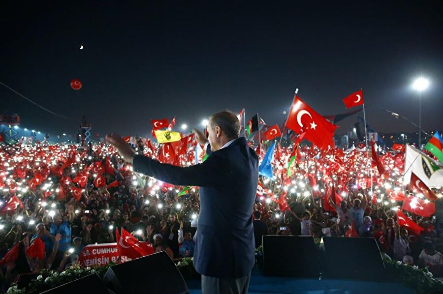 1. Periscope yayınları. Cumhurbaşkanı Recep Tayyip Erdoğan 'Evet' kampanyasının en başından beri en etkin ismiydi! 

                                    
                                    
                                    Sosyal medyayı en iyi kullanan liderler arasında bir numarada Recep Tayyip Erdoğan var. Erdoğan'ın Twitter üzerinden yaptığı bir Scope yayını  mitinge gelen kişi sayısından daha fazla izlendiği bile oldu. 
                                
                                
                                