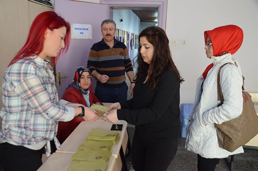 Anayasa değişikliği için tüm Türkiye sandık başına gitti. Peki, ilk oyu kim kullandı?