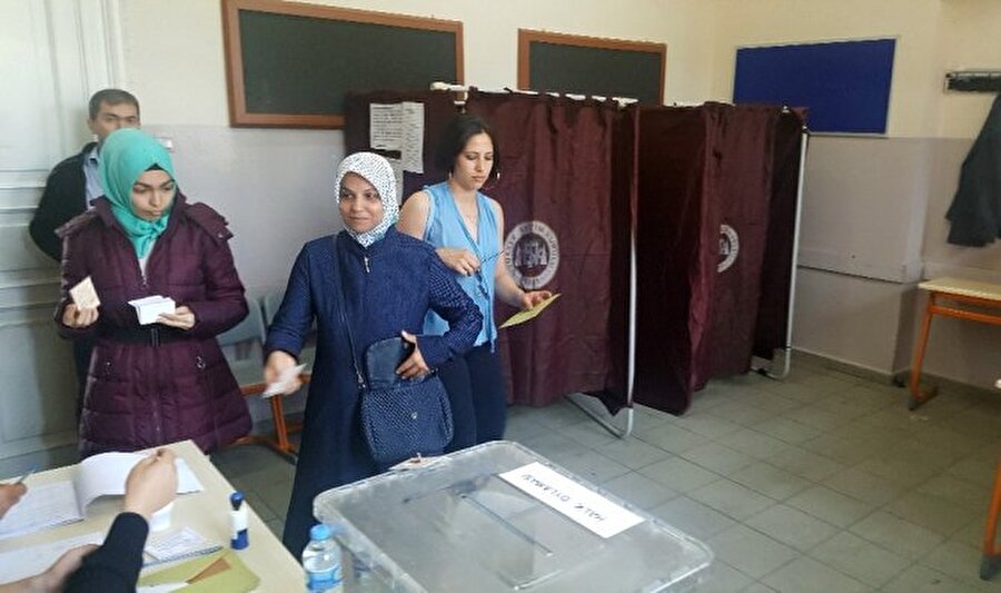 Oy kabinini bulamadı
Oy pusulası ve zarfı seçim yetkililerinden alan Zehra Çilingiroğlu, bir süre oy verme kabinini göremeyince yetkililerin yardımına başvurdu. 