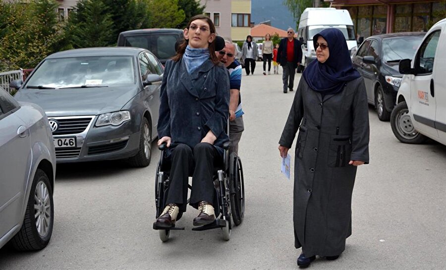 Doğuştan 'Weaver Sendromu' rahatsızlığı nedeniyle boyu hızla uzayan ve 3 yıl önce 17 yaşında Guinness Rekorlar Kitabı'na giren Rumeysa Gelgi, annesi emekli laboratuvar teknisyeni Safiye ve babası biyokimya uzmanı Haydar Gelgi tarafından minibüsle oy kullanacağı Altın Safran İlkokulu'na getirildi. Walker desteği olmadan ayağa kalkamayan Gelgi'yi babası tekerlekli sandalye ile zemin kattaki sınıfa götürdü. Gelgi, babasının yardımıyla 1040 numaralı sandıkta oyunu kullandı.