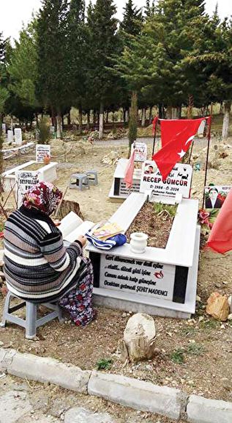 "Her şeyde onun izi var"

                                    Gümcur, şu açıklamalarda bulunuyor: “Onsuz bir hayata alışamadım. Hele her şeyde her yerde onun izi olan bu evde onsuz yaşamaya hiç alışamadım. Ne evi bırakıp gidebiliyorum ne de anıları bir kenara kaldırabiliyorum. Bu evi eşim Recep yapmıştı. Her yerde onun el izi var sanki. Fayansları, yerlerdeki taşları o döşedi. Duvarları o boyadı. Bunlar hiç unutulur mu? Burada onun hatıralarıyla, kokusuyla yaşıyorum. Evin içinde de giysileri duruyor. Temizliyorum, kokluyorum. ‘Canım’ diye seviyorum. Kapının önündeki ayakkabılarını her gün silip olduğu yere koyuyorum. Bahçedeki ceketini giyip giderdi. Askıda duruyor böyle... 3 yıldır... Kaldıramadım. Ben bu yerdeki taşları, duvardaki onun el izlerini bırakıp nereye gideyim? Evimiz sanki o bir gün gelecekmiş gibi. Belki ‘Olur mu böyle şey’ diyecekler, gülecekler. Oluyor. Uzak diye, her gün gidemem diye şehitliğe defnedilsin de istemedim. Mezarı mahallemizdeki kabristanda. Gün aşırı gidiyorum. Ciğerimi parçaladı maden. Bu öyle bir acı ki kimseye anlatamadık. Kimse bizi anlayamaz. Bizim de içimiz yandı o madenle birlikte.”Kaynak: hurriyet.com
                                