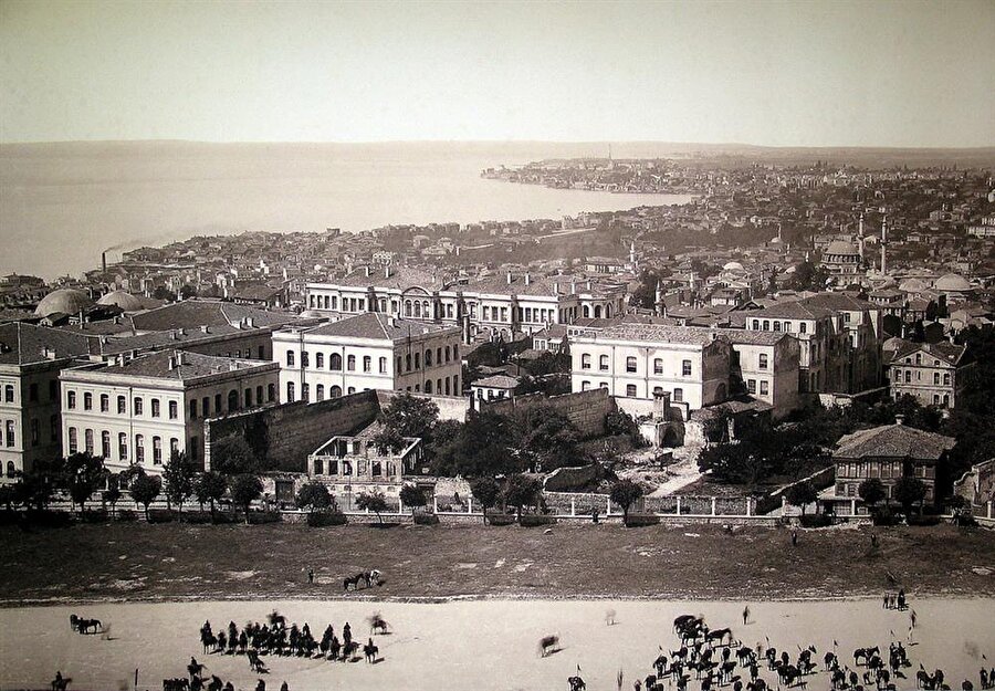 
                                    Yenikapı, tarih boyunca İstanbul’un en önemli ulaşım merkezlerinden biri olmuştur. Kara, demir ve deniz ulaşımının kesişim noktalarından biri olan Yenikapı aynı zamanda İstanbullu ailelerin güzel vakit geçirdiği eğlence mekanlarından biriydi.
                                