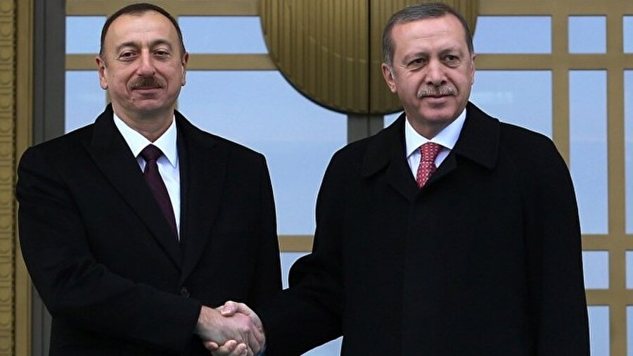 İlk tebrik Azerbaycan'dan

                                    
                                    Halk oylamasının neticesinin belli olmasının ardından Azerbaycan Cumhurbaşkanı İlham Aliyev Cumhurbaşkanı Recep Tayyip Erdoğan'ı arayarak tebrik etti.
Tercihini sandığa yansıtarak bir karar veren Türk halkını tebrik eden Cumhurbaşkanı Aliyev, anayasa değişikliğinin hayırlı olmasını diledi.
                                
                                
