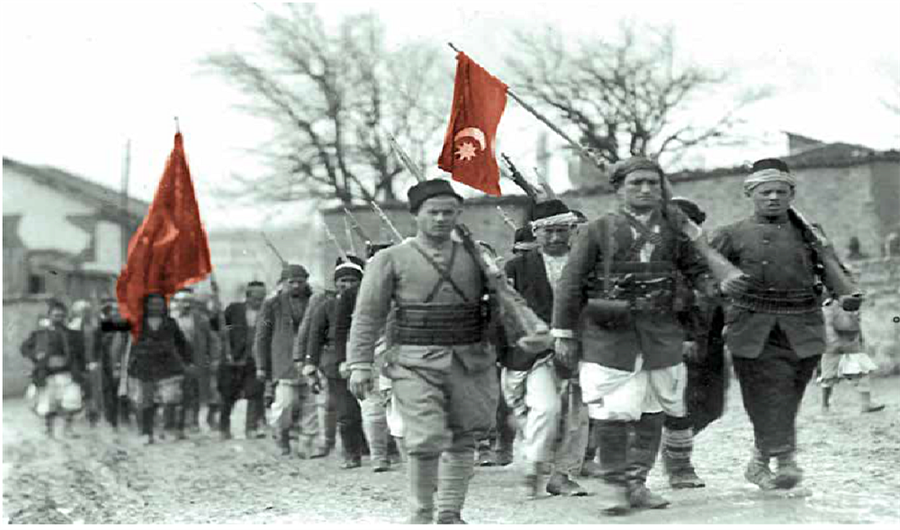 Zafer yürüyüşü Al sancağın altında buluşan Osmanlı gönüllüleri isyancılara karşı yurtlarını savunmaya gidiyorlar.