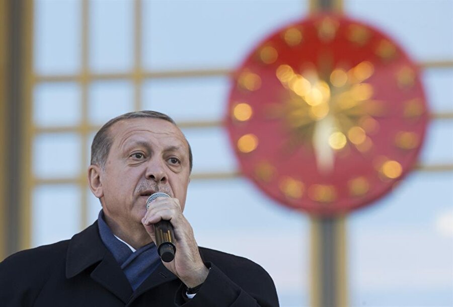 Cumhurbaşkanı Erdoğan Avrupa'ya sert tepki gösterdi.

                                    
                                    Cumhrubaşkanı Recep Tayyip Erdoğan "Bu ülke tarihinde görülmemiş en demokratik seçimlerini gerçekleştirmiştir. Türkiye'nin bakanlarını Avrupa'ya sokmazken, oralarda toplantı yaptırmazken utanmadan sıkılmadan bu seçimler hakkında gölge düşürme yarışına boşuna girmeyin. Netice alamazsınız. Artık sür eşeği Niğde'ye" açıklamasında bulundu.
                                
                                