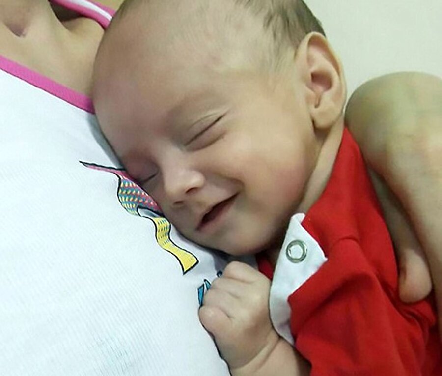 5 aylık hamileyken trafik kazası geçirdi

                                    
                                    Arjantin'in Posadas kentinde polislik yapan 5 aylık hamile Amelia Banna, bir trafik kazası sonucu beyin kanaması geçirerek komaya girdi.  

Bilinci bir türlü açılmayan Banna, 2 ay sonra sezaryenle bir erkek bebek dünyaya getirdi.
                                
                                