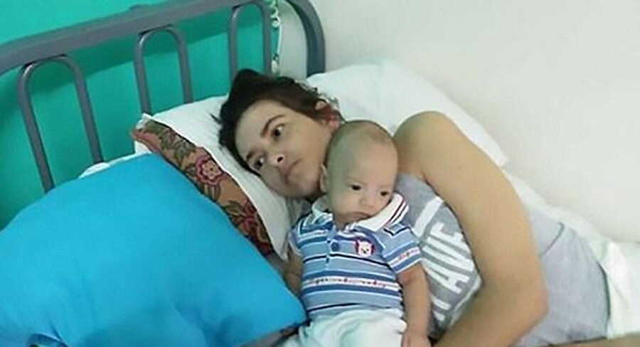 Oğlunun kokusuna uyandı

                                    
                                    Amelia Banna'nın kız kardeşi, doktorlardan izin alıp 1 aylık olan bebeği yoğun bakım odasına götürdü.
Santino adı verilen bir aylık oğlu göğsünün üzerine konulunca, 3 aydır komada olan Amelia'nın nefes alıp verişleri değişmeye başladı.
                                
                                