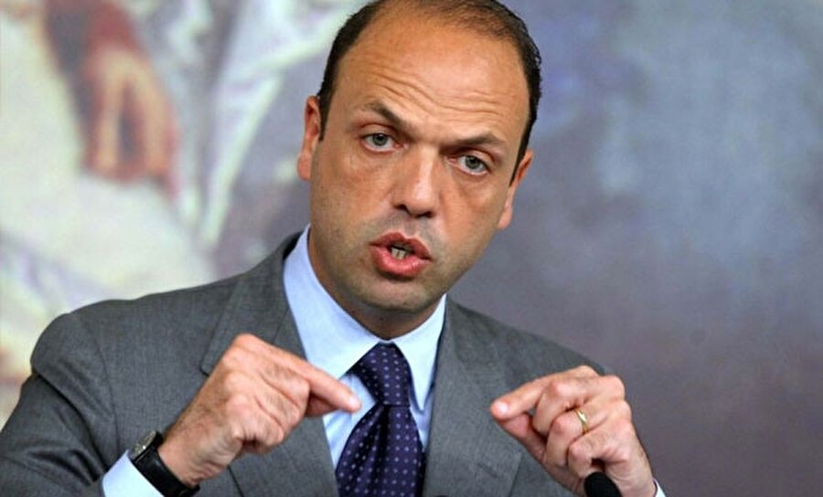 İtalya referandum onaylanınca Türkiye'nin AB üyeliğine ilişkin desteğinden vazgeçti
İtalya Dışişleri Bakanı Angelino Alfano, Türkiye'nin Avrupa Birliği (AB) üyeliğinin şu an masada olmadığını söyledi. Alfano, Rusya ve Türkiye'nin izole edilmesi çağrıları duyduğunu da ekledi.
Corriere della Sera gazetesine bir söyleşi veren Bakan Angelino Alfano, Türkiye'de pazar günü düzenlenen ve Cumhurbaşkanlığı hükümet sistemine geçişin oylandığı anayasa değişikliği referandumunu ve bunun etkilerini değerlendirdi.
Alfano'nun, 20 yıldan fazla süredir adeta İtalya'nın devlet politikası haline gelmiş olan Türkiye'nin AB üyeliğine desteğe ilişkin bir söylem değişikliğine gitmesi dikkat çekti.
Cumhurbaşkanı Tayyip Erdoğan'ın, referandumda istediği sonucu elde ettikten sonra idam cezasını yeniden gündeme getirdiği hatırlatılan ve bunun, AB üyeliğini tamamen reddetmek anlamına gelip gelmediği sorulan Alfano, "Türkiye'nin AB üyeliği şu an masada değil. İdam cezası yeniden getirilirse bundan daha da fazla uzaklaşılır" diye konuştu.