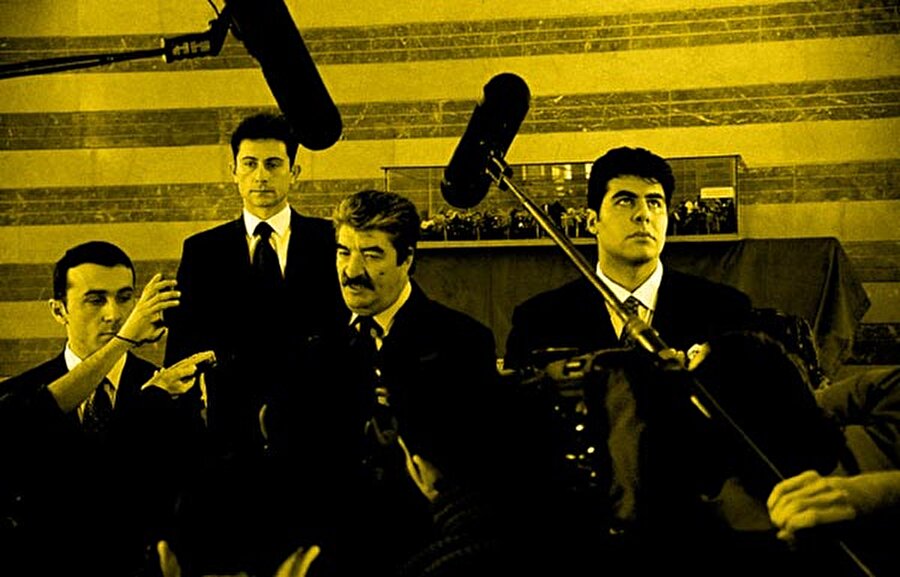 Filler ve Çimen
2000 yılında yapımcılığını ve yönetmenliğini Derviş Zaim'in üstlendiği "Filler ve Çimen" filminde Ali Sürmeli, Sanem Çelik,Bülent Kayabaş, Haluk Bilginer, Uğur Polatberaber oynadı.