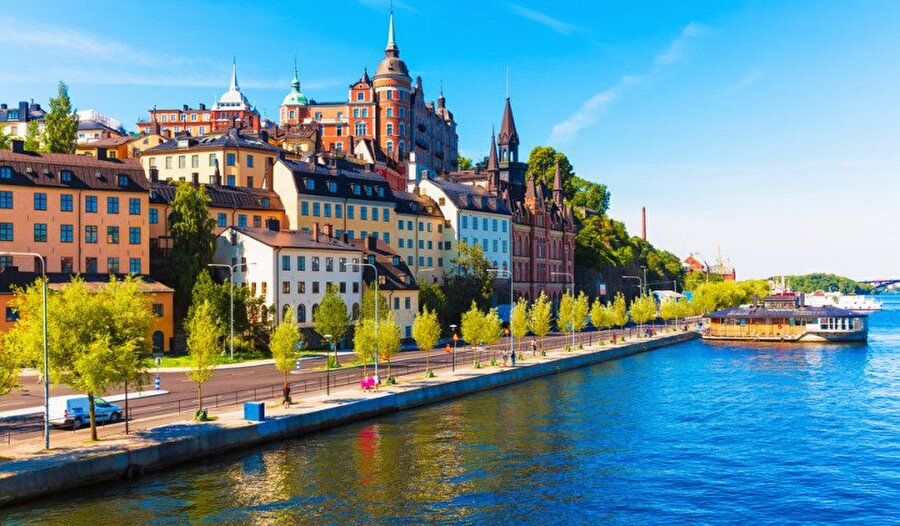 Yemyeşil bir ülke

                                    İsveç'te yerleşim alanları genellikle şehir dışındadır. Şehir merkezlerinde genellikle iş yerleri bulunur. İsveçliler, doğa ile iç içe yaşamaktan kolay kolay vazgeçmiyor. 
                                