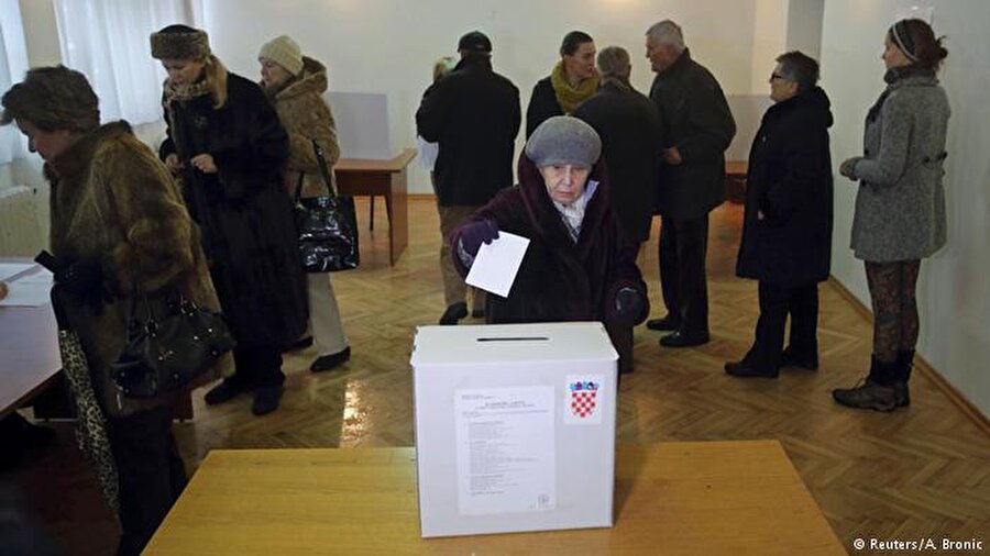 Hırvatistan - 2015: Fark: 1,4

                                    
                                    Hırvatistan'daki cumhurbaşkanı seçimini ikinci turunda seçildi.Devlet Seçim Komisyonu'nun (DIP) resmi internet sitesinde yayımlanan verilere göre, Sosyal Demokrat Partinin (SDP) adayı İvo Yosipoviç yüzde 51.90, Hırvat Demokratik Birliği'nin (HDZ) adayı Kolinda Grabar Kitaroviç ise yüzde 48.90 oy aldı.
                                
                                