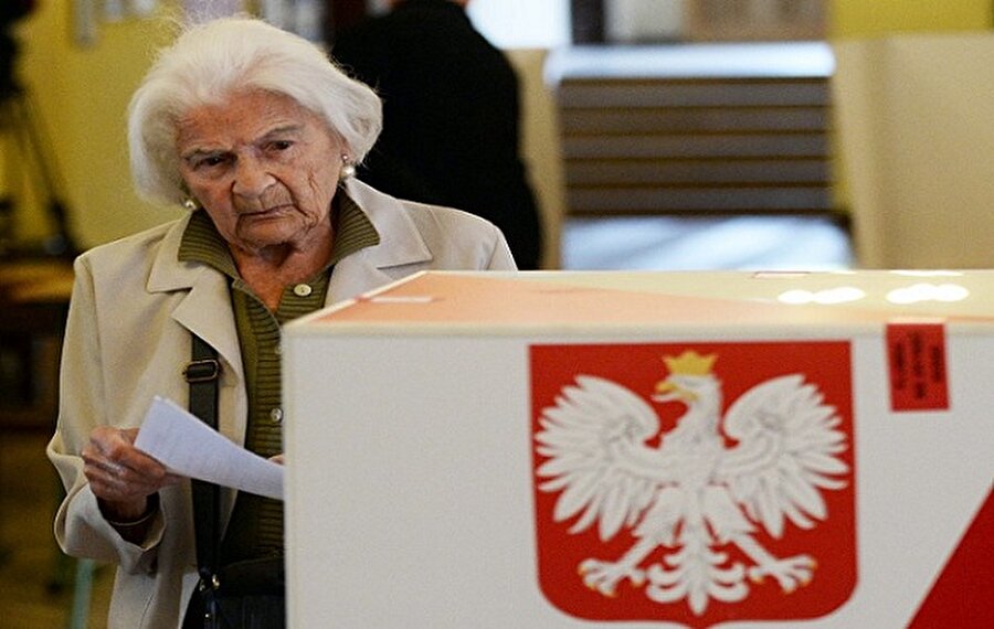 Polonya 2015: Fark:3

                                    
                                    Polonya'da 2015 yılında yapılan Cumhurbaşkanlığı seçiminde ikinci turda şaşırtan bir sonuç çıktı. Kazanan Muhafazakar Hukuk ve Adalet Partisi'nin adayı Andrzej Duda oldu. Duda oyların yüzde 53'ünü kazanırken Cumhurbaşkanı Bronislaw Komorowski yüzde 47'de kaldı."Seçiminize saygı duyuyorum" diyen Cumhurbaşkanı Komorowski yenilgiyi kabul ederek, yeni Cumhurbaşkanı Duda'yı kutladı.
                                
                                