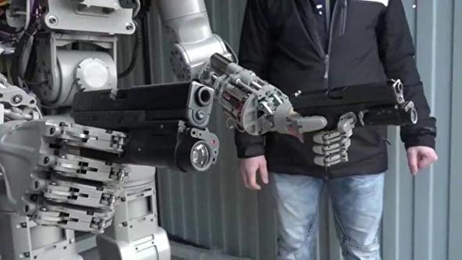 Projeye her ne kadar kurtarma çalışmalarında kullanılmak amacıyla bir robot geliştirmek için başlansa da FEDOR'a yüklü silahları kullanma yeteneği öğrenmesi planları değiştirdi.