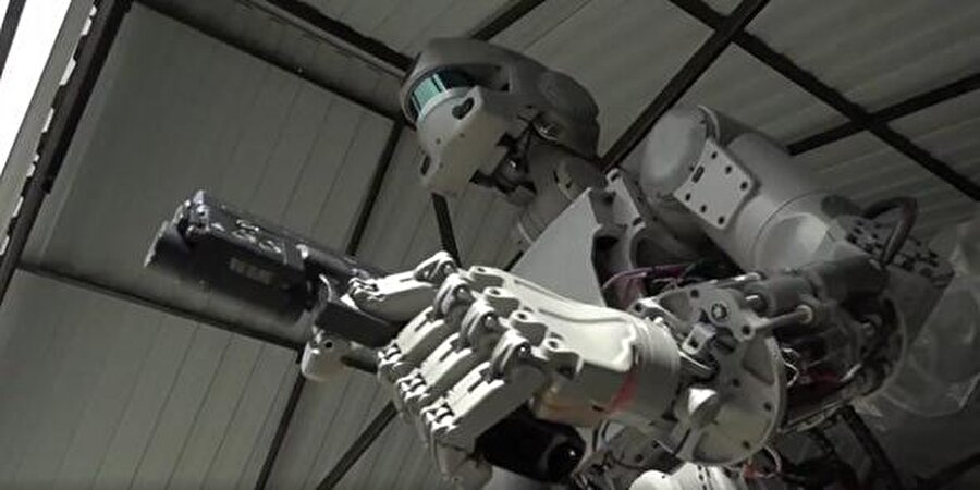 Rusya'da üretilen 'FEDOR' isimli robot ateş etme konusundaki mahareti ile gündemdeki yerini aldı.