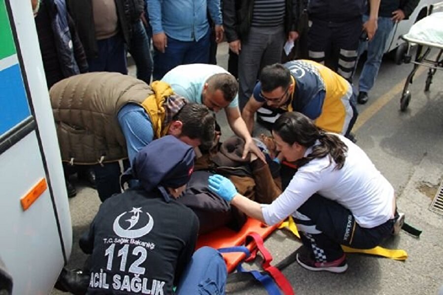 Otobüsün çarptığı adama eşinden şoke eden tepki.