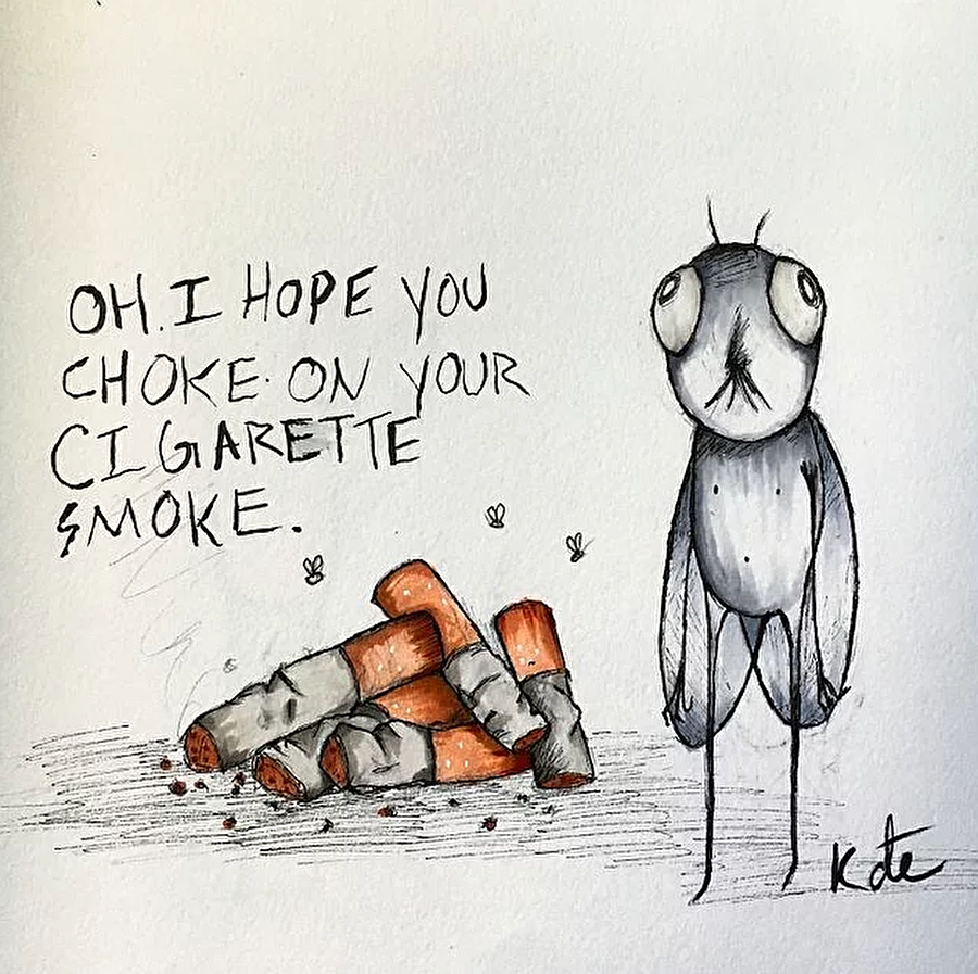 "Umarım içtiğin sigaranın dumanında boğulursun"

                                    
                                    
                                    Kate'in çizimlerinde çoğu zaman sinekler ve böcekler gözlemleniyor. Bu çizimin yanında yazan "Umarım içtiğin sigaranın dumanında boğulursun" notunu da, bir halüsinasyon esnasında duyduğunu söylüyor. 
                                
                                
                                