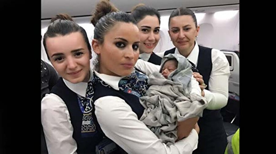 "Eğitim ve iş hayatı için elimizden geleni yapacağız"
İlker Aycı Atatürk Havalimanı'nda gazetecilere yaptığı açıklamada, Kadiju bebek ile annesinin sağık durumunun iyi olmasına çok sevindiklerini ifade etti.Doğumda emeği geçen tüm personeli tebrik eden Aycı, "Elbette ki bir jest düşünüyoruz. O bebek bizim uçağımızda dünyaya geldi. Bebeğin eğitimi, daha sonra da iş hayatına başladığında THY'yi tercih etmesi noktasında elimizden geleni yapacağız" açıklamasında bulundu. 