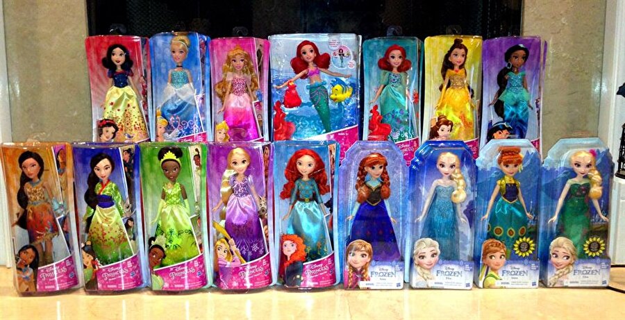 
                                    
                                    
                                    Öte yandan, rakip oyuncak şirketi Hasbro Disney prenseslerinin oyuncaklarının satışı için hakları eline aldığında, ciddi bir başarı elde etmişti. Geçen ay Hasbro'nun yaptığı açıklamaya göre, kız çocukları için olan birimde oyuncak satışları, ilk çeyrekte yüzde 52 artış kaydetmişti. Mattel, son gelişmeler karşısında teknoloji destekli oyuncaklar geliştirmeyi ve önümüzdeki yıllarda satışa sunmayı amaçlıyor. Şirket ayrıca, Alibaba gibi internet satış devlerinin de desteğiyle Çin'de çarpıcı indirim imkanları sunarak satışları artırmaya çalışıyor.Kaynak: BBC
                                
                                
                                