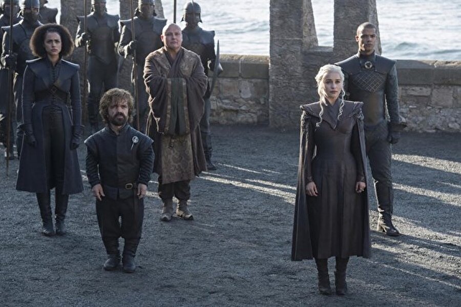 
                                    Missandei, Tyrion Lannister, Varys, Daenerys Targaryen ve Greyworm
                                