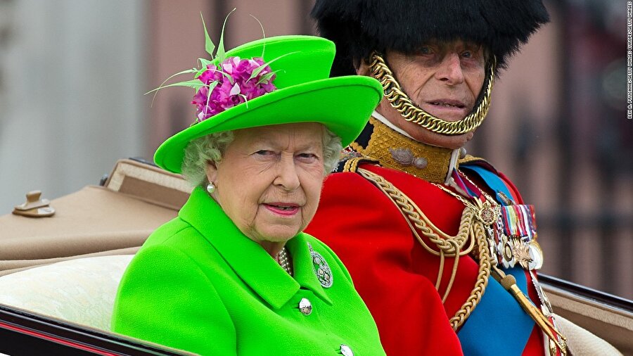 
                                    
                                    
                                    Kraliçe 2. Elizabeth, tahtta bulunduğu süre içinde Winston Churchill'den Theresa May'e kadar toplam 13 İngiliz başbakanı gördü.
2. Elizabeth İngiltere’nin yanı sıra Kanada, Avustralya, Yeni Zelanda, Jamaika ve Papua Yeni Gine’nin de aralarında olduğu irili ufaklı bir dizi ülkenin de hükümdarı konumunda. Bütün bu ülkeler dikkate alındığında Elizabeth'in eskittiği başbakan sayısı 150'yi geçiyor.
                                
                                
                                
