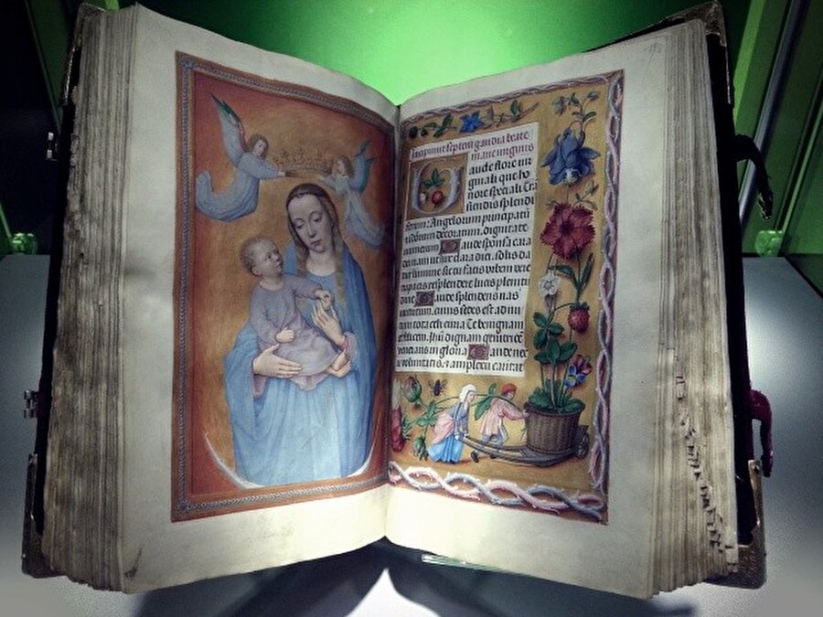 The Rothschild Prayerbook

                                    
                                    
                                    
                                    
                                    
                                    Ortaçağ zamanlarında yazıldığı düşünülen eser, 13 milyon dolar değerindedir.
                                
                                
                                
                                
                                
                                