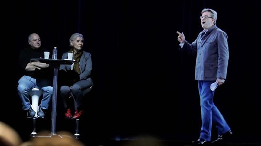 Fransız başkan adayı aynı anda 7 yerde birden konuştu