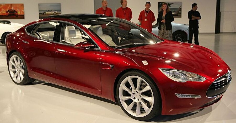 Tesla, bu dönemde üretilen araçlarda bir üretim hatasından şüphelendikleri için bu kararı aldığını açıkladı. Şirket, bazı araçlarda park freni aktif hale getirildiğinde dişlilerde yaşanan bir arıza sonucu frenin kapatılamadığını belirtti.