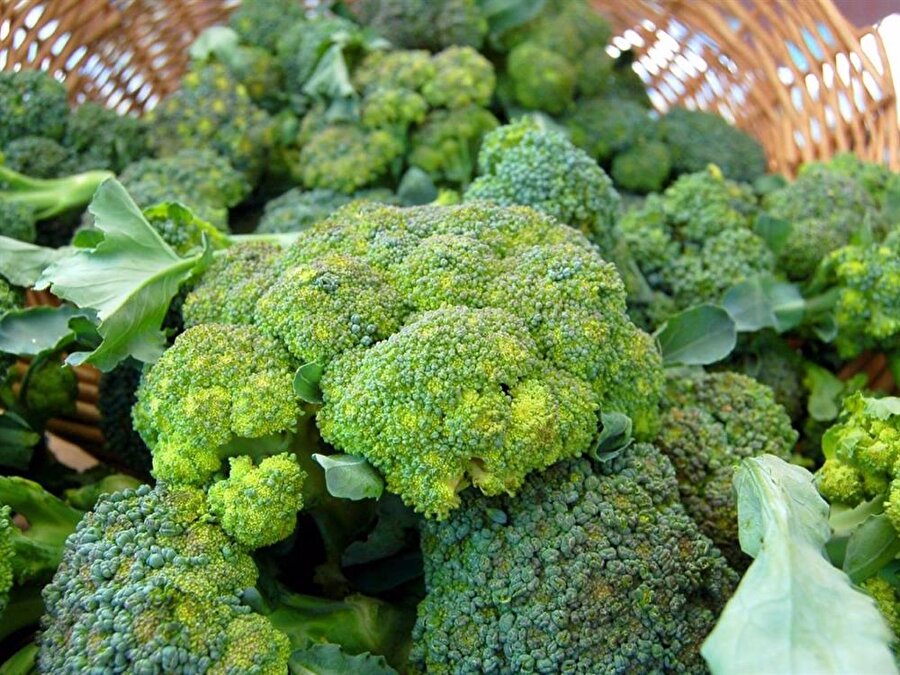 Brokoli
A,C, E ve K vitaminleri içeren brokolinin bir porsiyonu 31 kaloridir.
